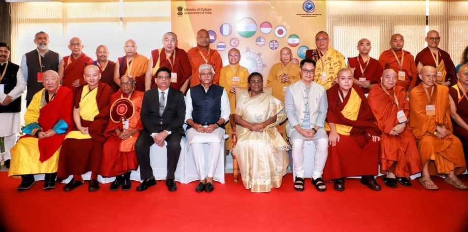 Tổng thống Ấn Độ với đại biểu danh dự, phái đoàn GHPGVN do Hòa thượng Thích Thiện Tâm dẫn đầu - Ảnh: IBC Tổng thống Ấn Độ với đại biểu danh dự, phái đoàn GHPGVN do Hòa thượng Thích Thiện Tâm dẫn đầu - Ảnh: IBC