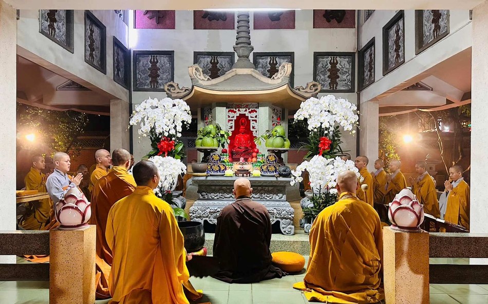 Tụng kinh Di giáo tại bảo tháp Hòa thượng Thích Tâm Giác Tụng kinh Di giáo tại bảo tháp Hòa thượng Thích Tâm Giác