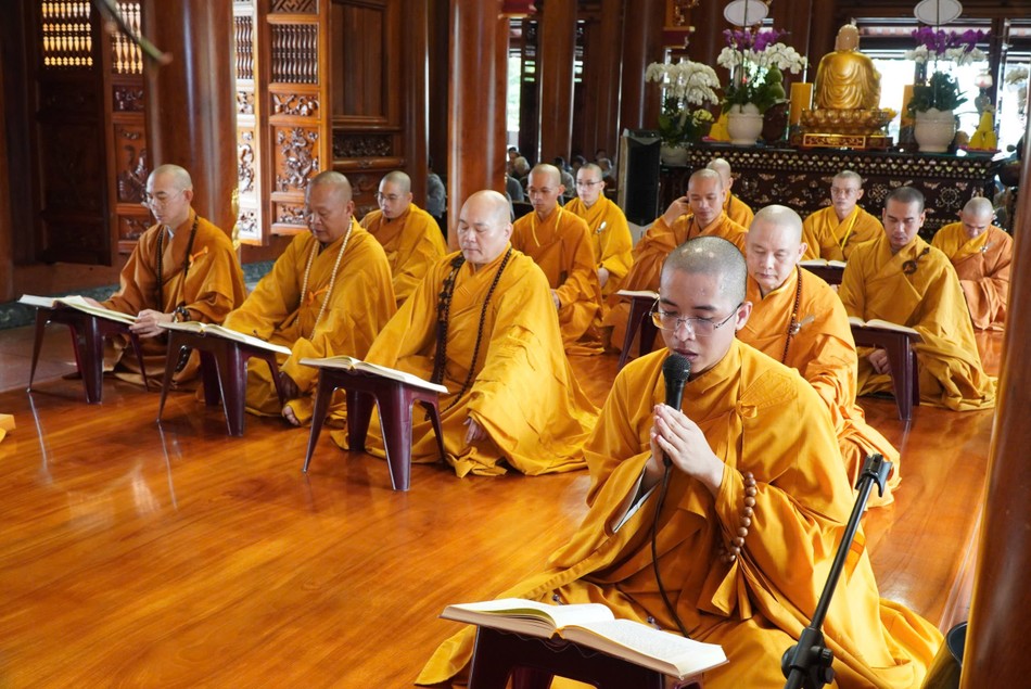 Chư Tăng tụng kinh tại Phật điện Chư Tăng tụng kinh tại Phật điện