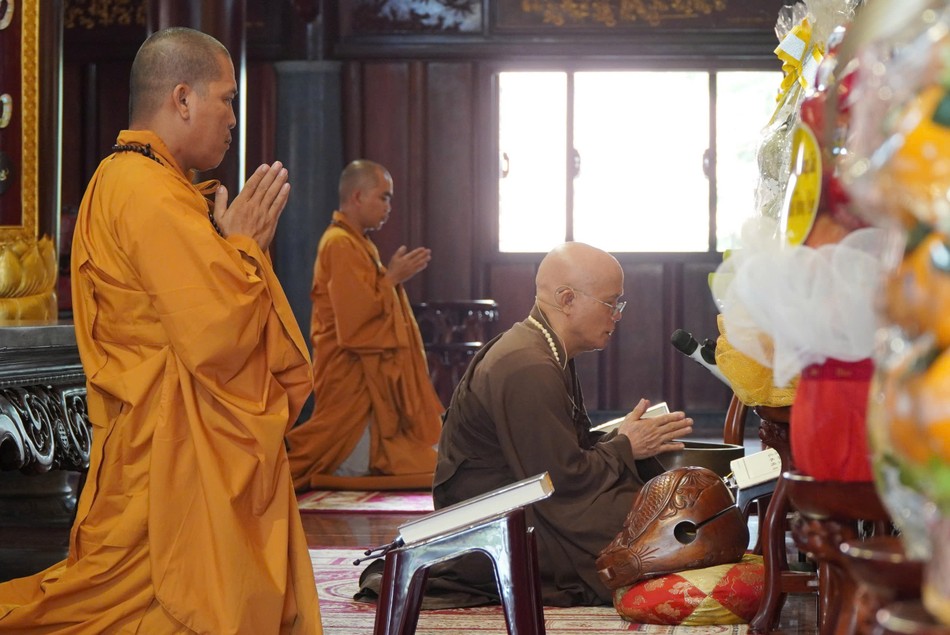 Thượng tọa Thích Giác Dũng chủ sự nghi thức cúng Tổ truyền thống tại Tổ đường Thượng tọa Thích Giác Dũng chủ sự nghi thức cúng Tổ truyền thống tại Tổ đường