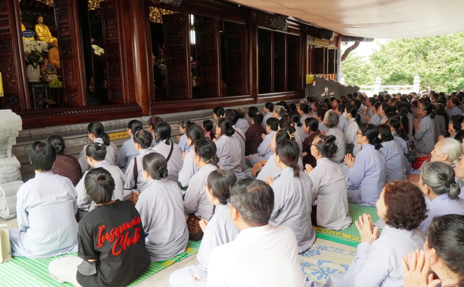 Nam nữ thiện tín tham dự Lễ cúng Tổ Nam nữ thiện tín tham dự Lễ cúng Tổ