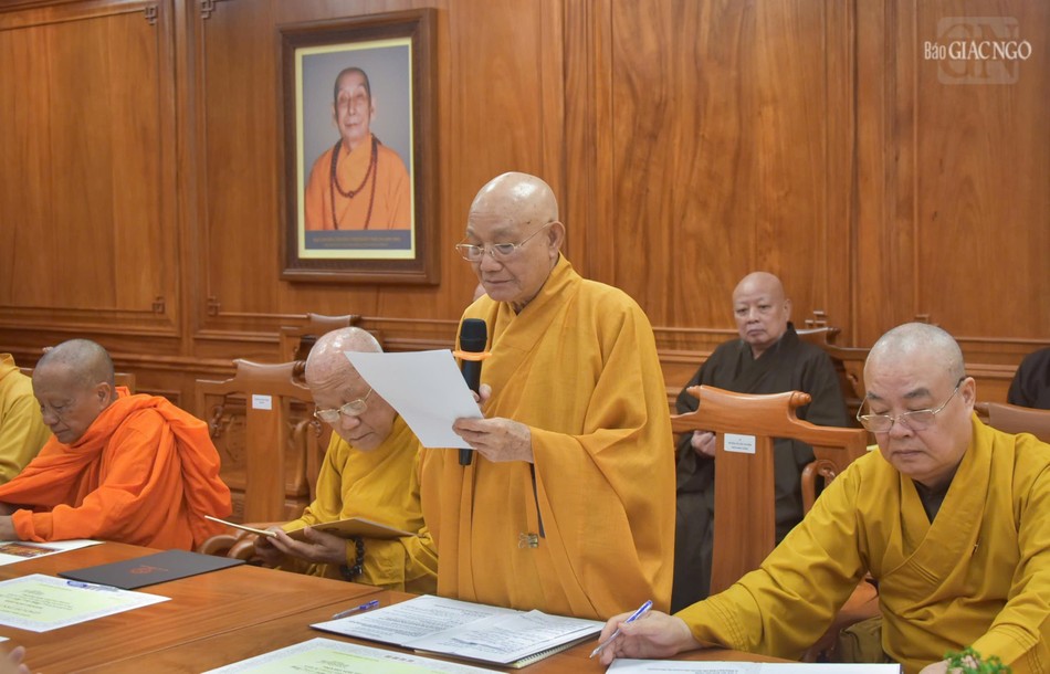 Trưởng lão Hòa thượng Thích Minh Thông đọc tờ trình của Ban Thư ký về việc tấn phong giáo phẩm năm 2024 Trưởng lão Hòa thượng Thích Minh Thông đọc tờ trình của Ban Thư ký về việc tấn phong giáo phẩm năm 2024