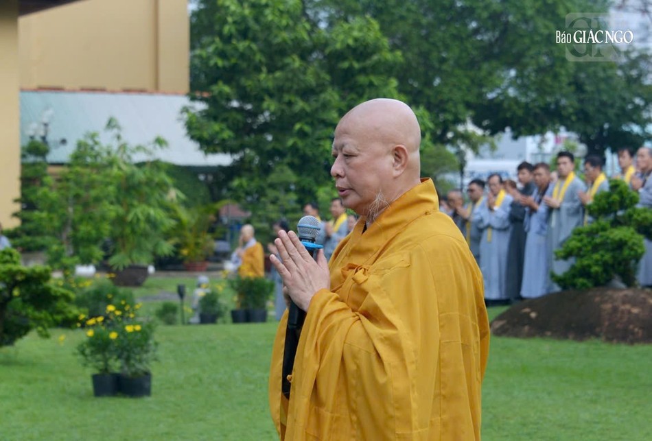 Hòa thượng Thích Lệ Trang chủ lễ