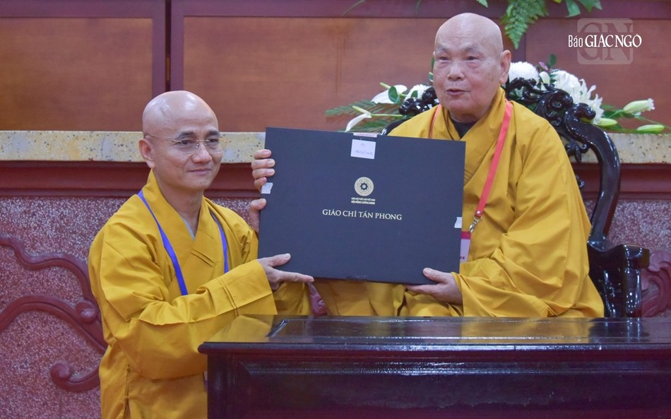 Trưởng lão Hòa thượng Thích Thiện Nhơn đại vị Đức Pháp chủ trao Giáo chỉ tấn phong giáo phẩm đến Ban Trị sự GHPGVN TP.HCM và 40 tỉnh thành khác Trưởng lão Hòa thượng Thích Thiện Nhơn đại vị Đức Pháp chủ trao Giáo chỉ tấn phong giáo phẩm đến Ban Trị sự GHPGVN TP.HCM và 40 tỉnh thành khác