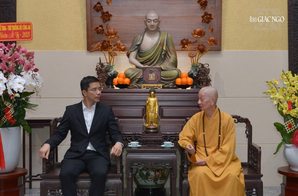 Đức Pháp chủ và tân Cục trưởng Cục An ninh nội địa - Bộ Công an Nguyễn Hồng Phong chia sẻ, trao đổi một số thông tin liên quan tới tôn giáo Đức Pháp chủ và tân Cục trưởng Cục An ninh nội địa - Bộ Công an Nguyễn Hồng Phong chia sẻ, trao đổi một số thông tin liên quan tới tôn giáo