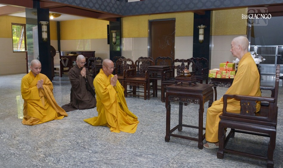 Hòa thượng Thích Quảng Hà cùng đại diện các giới tử đắc giới tại Đại giới đàn Trí Hải (tỉnh Nam Định, 2023) đảnh lễ Hòa thượng Đường đầu Hòa thượng Thích Quảng Hà cùng đại diện các giới tử đắc giới tại Đại giới đàn Trí Hải (tỉnh Nam Định, 2023) đảnh lễ Hòa thượng Đường đầu