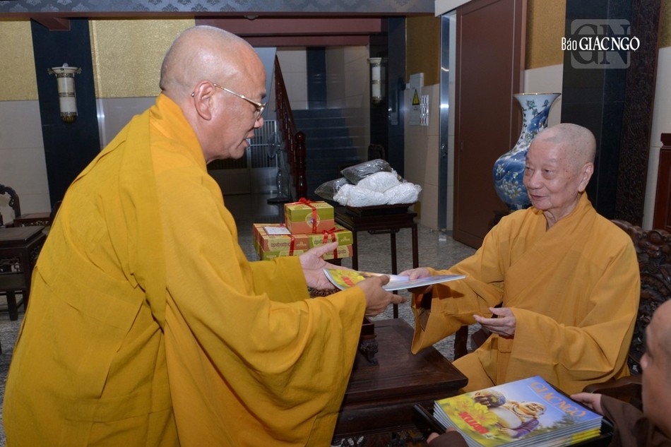 Đức Pháp chủ tặng lộc xuân đến Hòa thượng Thích Quảng Hà và gởi lời thăm đến chư Tăng Ni, Phật tử GHPGVN tỉnh Nam Định Đức Pháp chủ tặng lộc xuân đến Hòa thượng Thích Quảng Hà và gởi lời thăm đến chư Tăng Ni, Phật tử GHPGVN tỉnh Nam Định