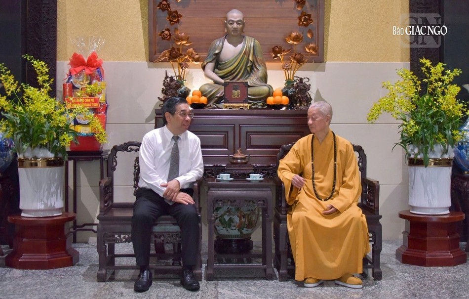 Đức Pháp chủ và ông Phó Bí thư Thành ủy TP.HCM Nguyễn Phước Lộc trò chuyện thân tình tại buổi thăm, chúc Tết Đức Pháp chủ và ông Phó Bí thư Thành ủy TP.HCM Nguyễn Phước Lộc trò chuyện thân tình tại buổi thăm, chúc Tết