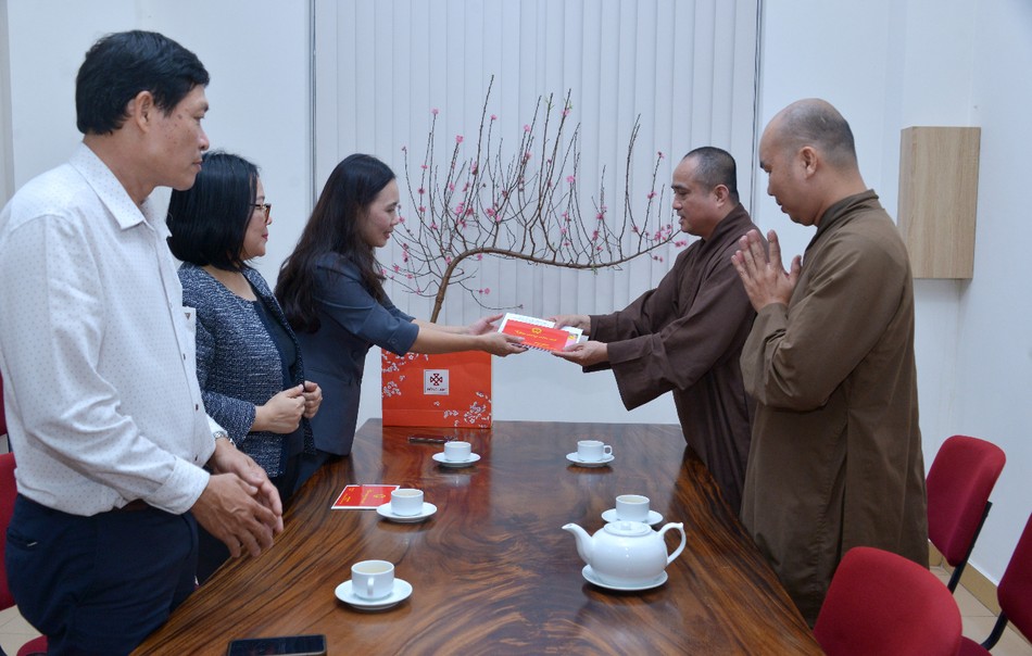 Trao thiệp chúc Xuân của Chủ tịch nước, Thủ tướng Chính phủ và Ban Tôn giáo Chính phủ đến Thượng toạ Thích Tâm Hải
