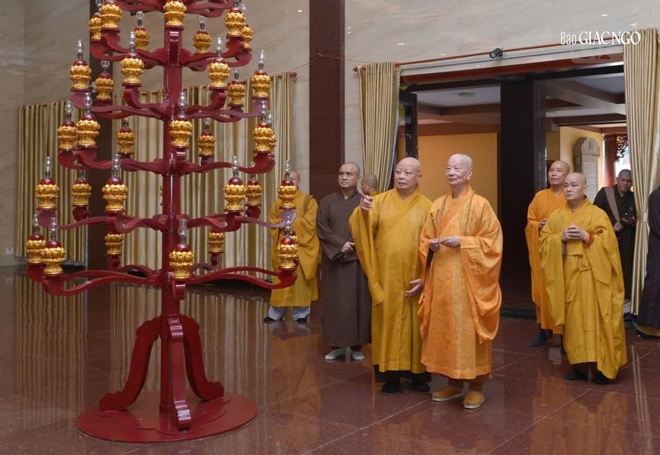 Đèn Dược Sư truyền thống tại đàn tràng - Ảnh: Bảo Toàn Đèn Dược Sư truyền thống tại đàn tràng - Ảnh: Bảo Toàn