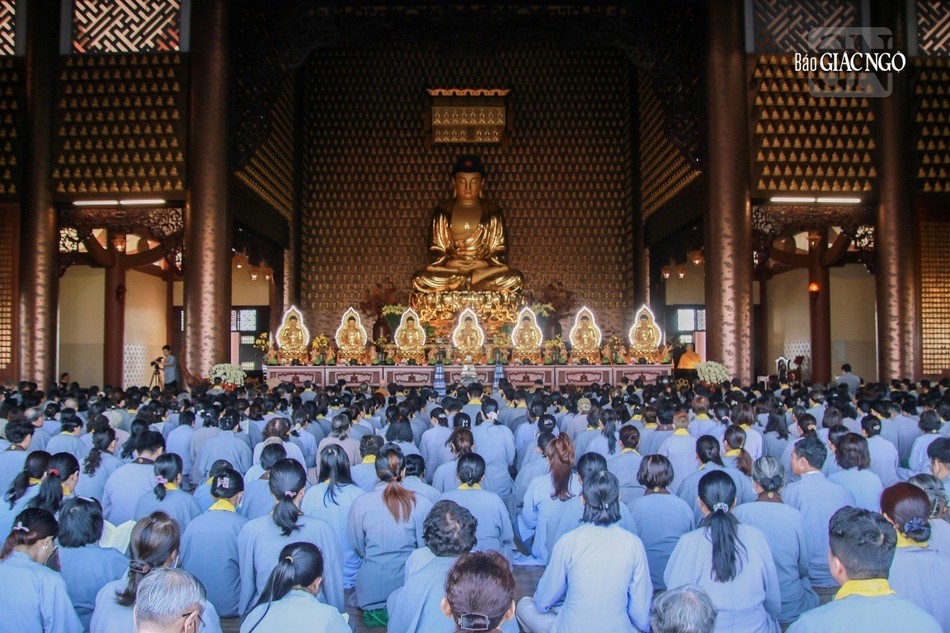 Buổi lễ cử hành tại chánh điện chùa Huê Nghiêm
