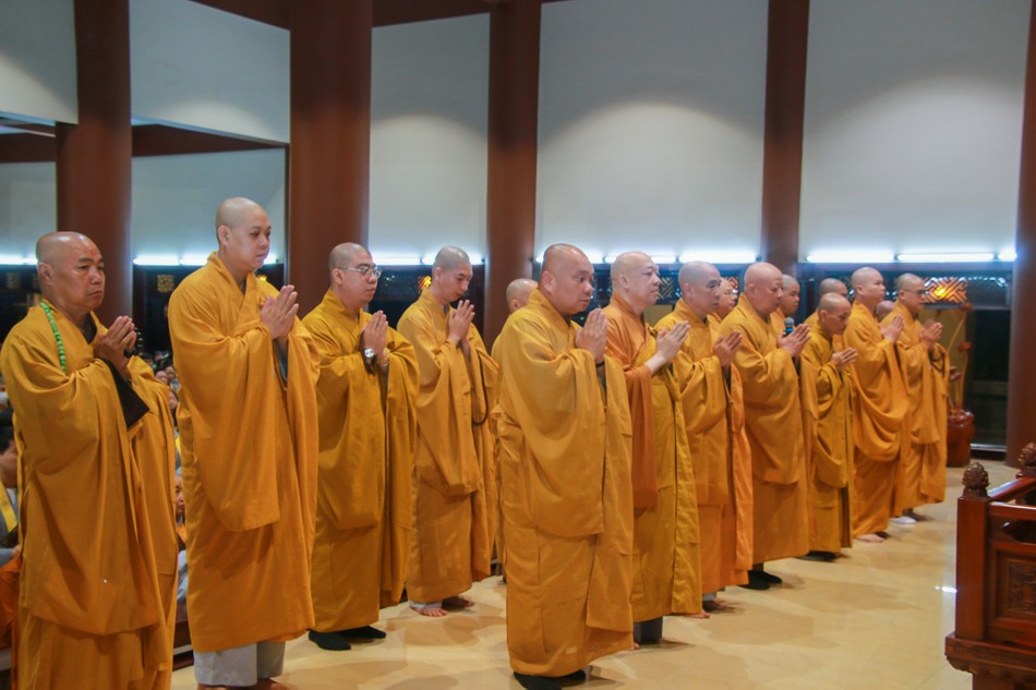 Hòa thượng Thích Lệ Trang và chư Tăng hiện diện tác bạch khánh tuế và thỉnh cầu Đức Pháp chủ khai pháp đầu năm