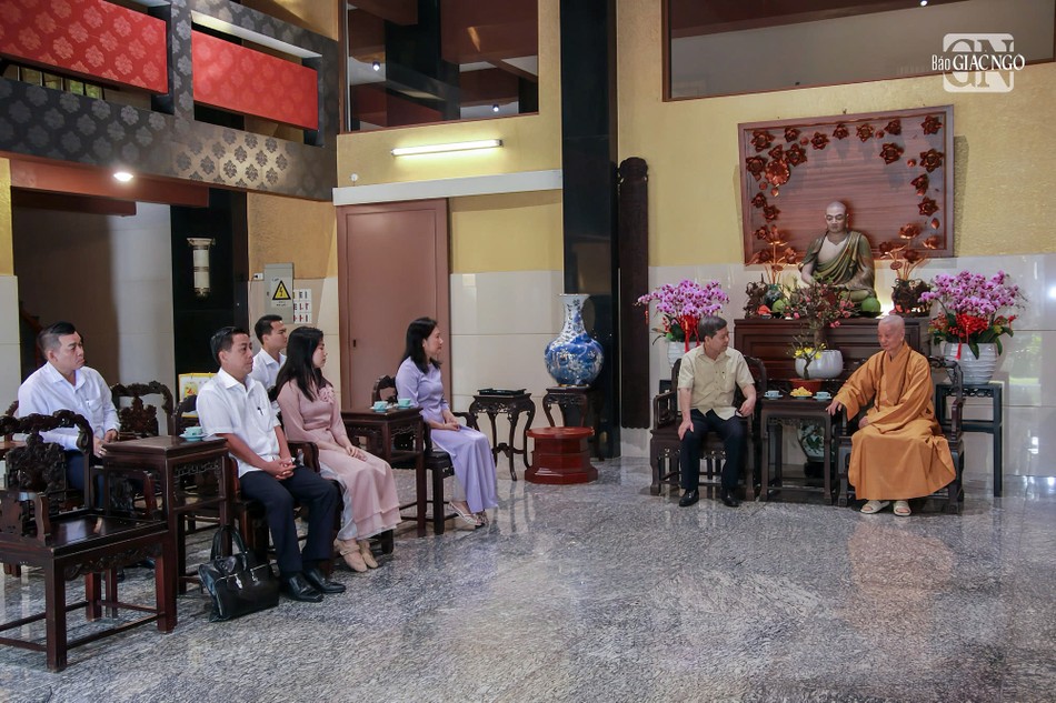Quang cảnh buổi tiếp ông Lê Minh Trí và phái đoàn tại chùa Huê Nghiêm Quang cảnh buổi tiếp ông Lê Minh Trí và phái đoàn tại chùa Huê Nghiêm