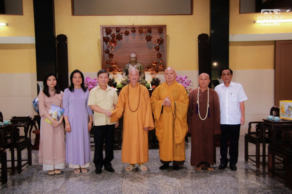 Phái đoàn với Đức Pháp chủ GHPGVN Phái đoàn với Đức Pháp chủ GHPGVN