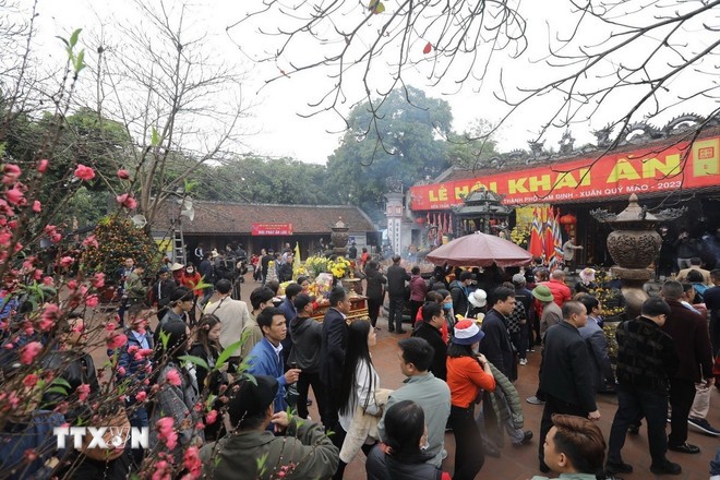 Rất đông người dân địa phương và du khách đến đền Trần dâng hương, dâng lễ trong lễ hội Khai ấn đền Trần (Nam Định). (Ảnh: Minh Quyết/TTXVN)