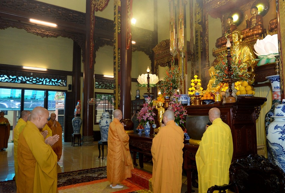 Đại lão Hòa thượng Pháp chủ GHPGVN lễ Phật tại chánh điện thiền viện Vạn Hạnh
