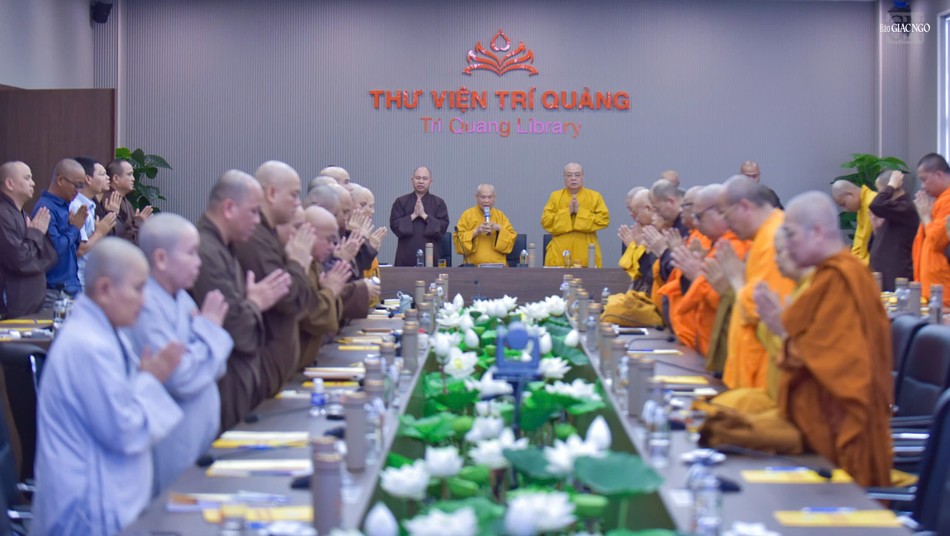 Chư tôn đức trong nghi thức niệm Phật cầu gia bị trước buổi họp