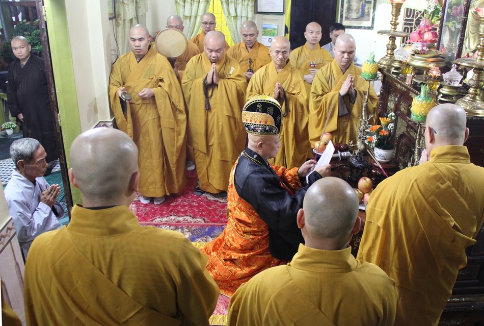 Tham lễ Phật cầu nguyện