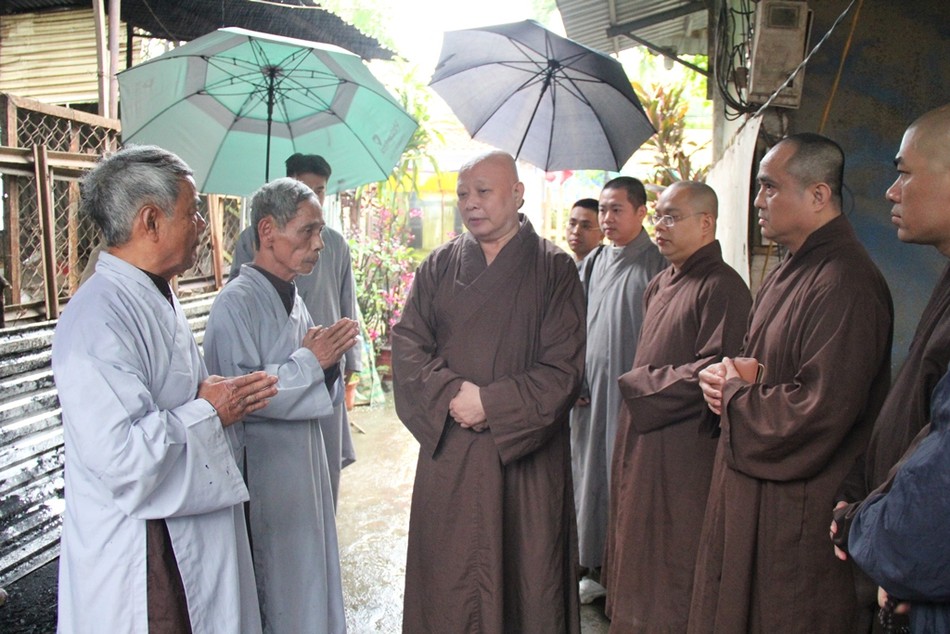 Hòa thượng Trưởng ban Trị sự GHPGVN TP.HCM trao đổi với nghệ nhân Nguyễn Văn Phương và nghệ nhân Nguyễn Văn Tiện trước giờ cử hành nghi lễ cầu nguyện rót đồng