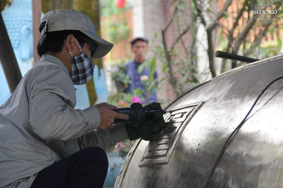 Hiệu chuông được khắc bằng chữ Quốc ngữ &quot;Hòa bình phạm chung&quot; chung quanh thân chuông