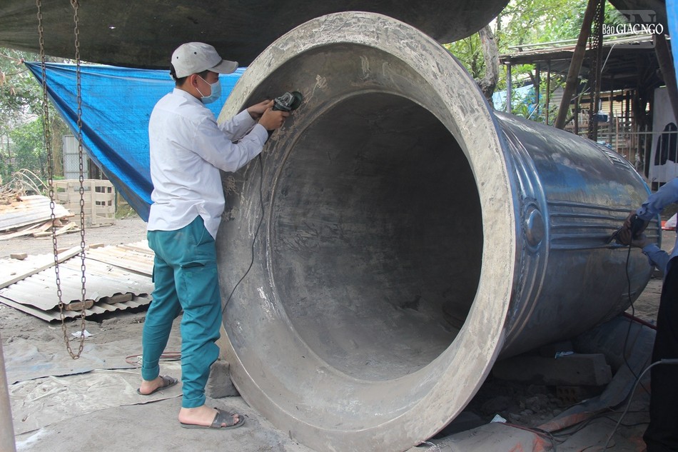 Hòa bình phạm chung có chiều cao 3,5m, miệng chuông rộng 1,8m