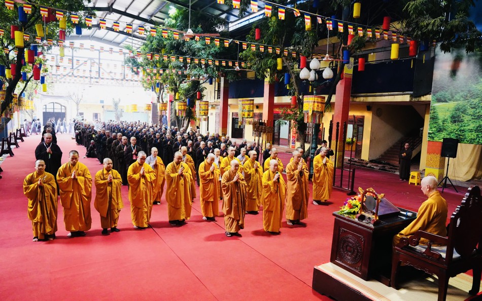 Ban Trị sự, Ban Kiến đàn, giới sư, nghiệp sư và giới tử Đại giới đàn TP.Hà Nội bái chào Đức Pháp chủ theo truyền thống thiền môn miền Bắc