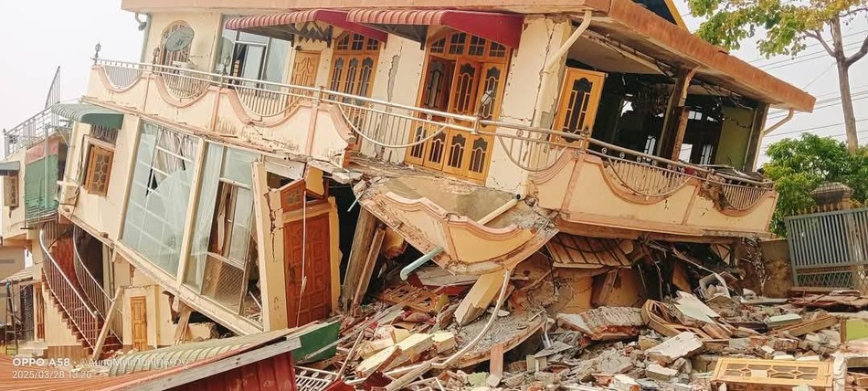 Nhiều ngôi chùa tại Myanmar cũng bị sụp đổ trong trận động đất vừa qua