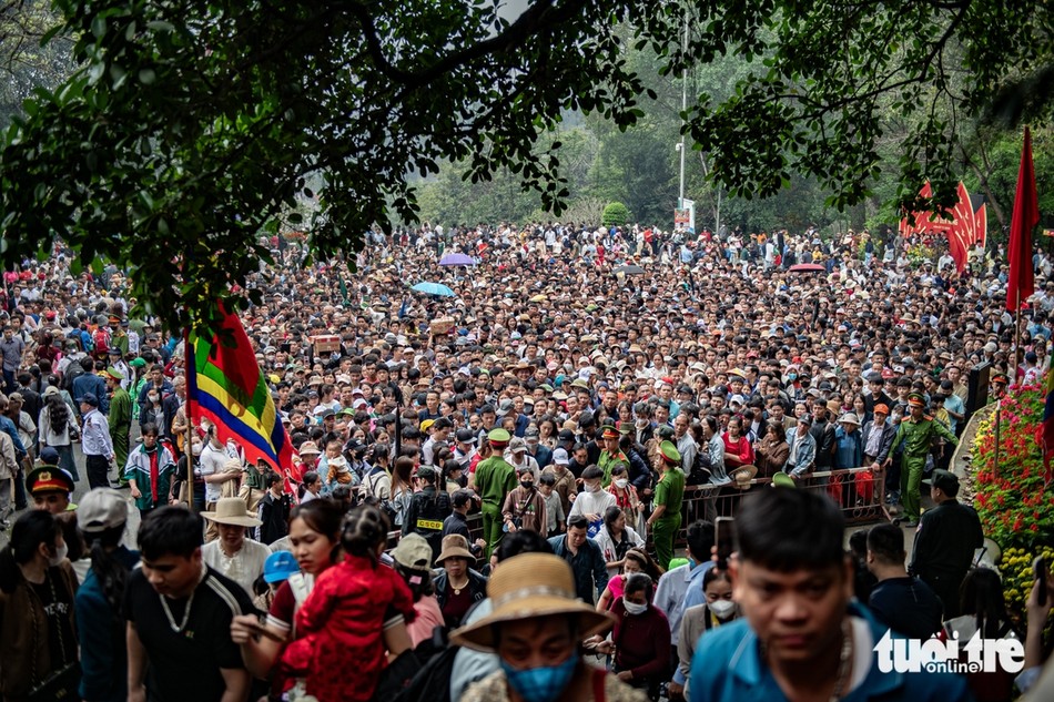 Hàng vạn người xếp hàng chờ lực lượng chức năng phân luồng để đi lên hành hương Đền Hùng - Ảnh: Nam Trần