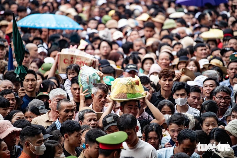 Nhiều người mang theo lễ để dâng lên tưởng nhớ các vua Hùng - Ảnh: Nam Trần