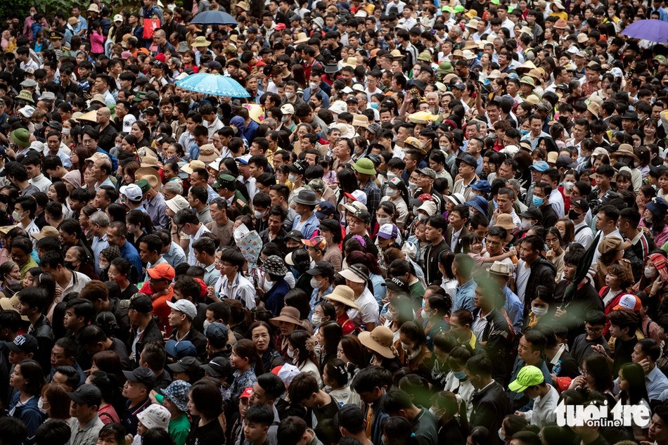 Do lượng người đổ về mỗi lúc một đông, lực lượng chức năng đã phải phân luồng, cho từng tốp lên đền để tránh tình trạng chen lấn, xô đẩy - Ảnh: Nam Trần