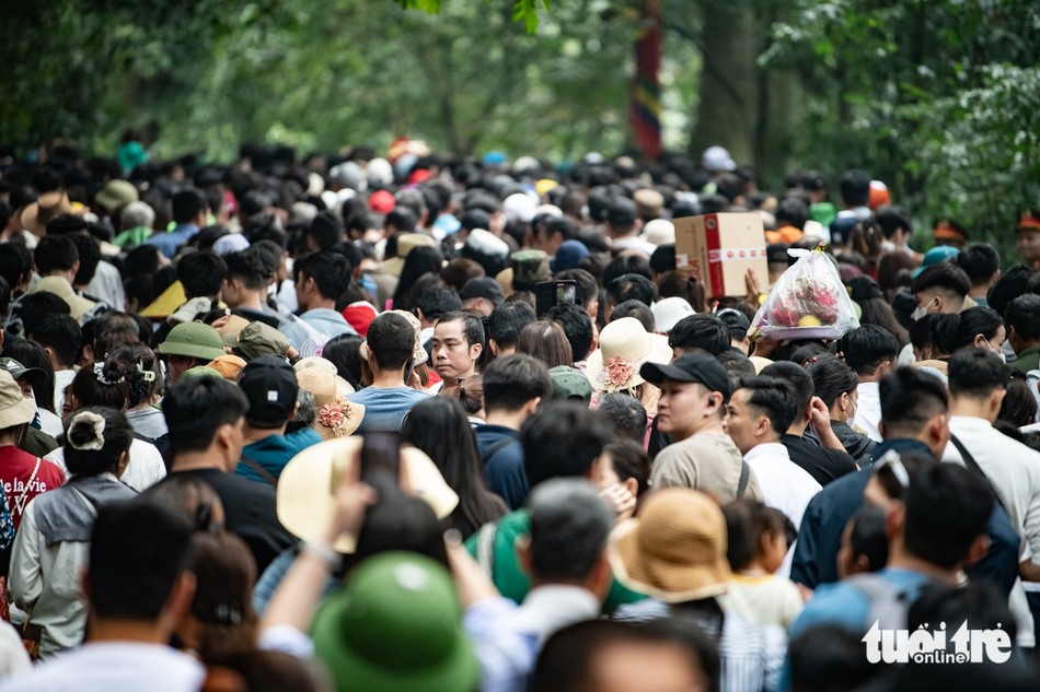 Dòng người nối đuôi nhau hướng lên đỉnh núi Nghĩa Lĩnh sáng 6-4 - Ảnh: Nam Trần