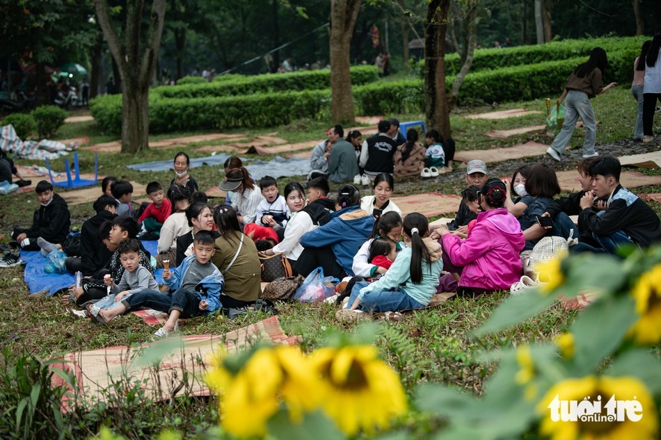 Thuê chiếu nghỉ tạm dưới chân núi - Ảnh: Nam Trần