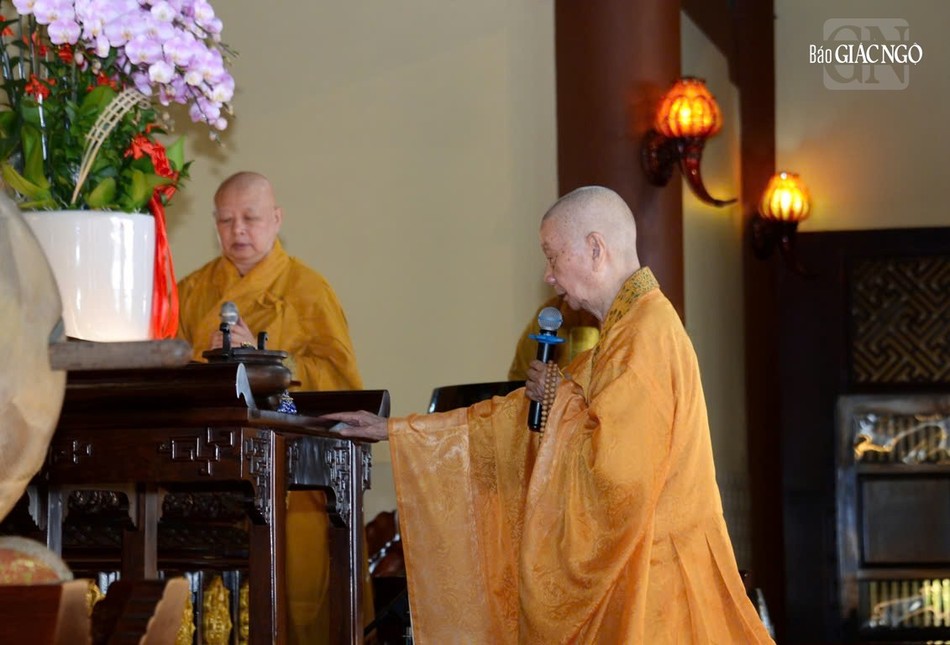 Đại lão Hòa thượng phương trượng và Hòa thượng trụ trì chùa Huê Nghiêm