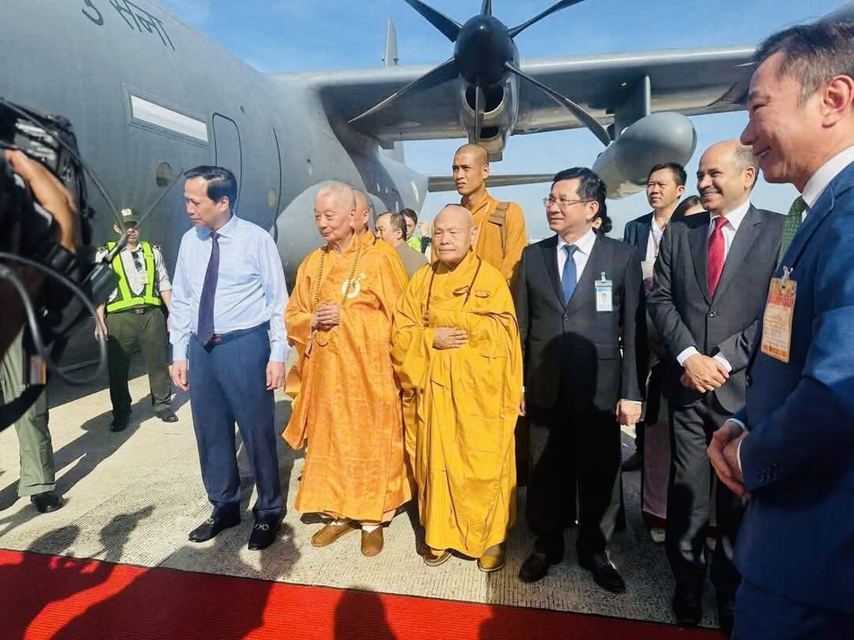 Chư vị giáo phẩm, lãnh đạo Bộ Dân tộc và Tôn giáo bên chuyên cơ quân sự của Ấn Độ cung thỉnh xá-lợi Đức Phật tại sân bay Tân Sơn Nhất sáng 2-5