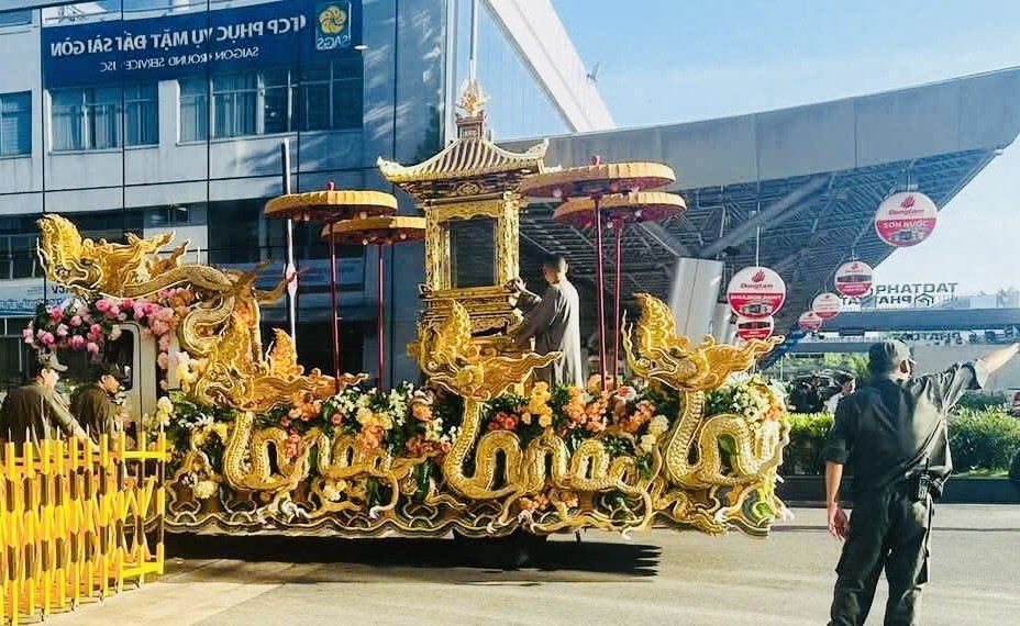 Xe cửu long cung rước xá-lợi Phật do Ban Nghi lễ T.Ư, Ban Trị sự GHPGVN TP.HCM thực hiện
