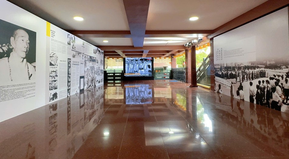 Không gian tại Việt Nam Quốc Tự với những tác phẩm, tư liệu hình ảnh, báo chí năm 1963 sẵn sàng cho việc tôn trí, chiêm bái xá-lợi Bồ-tát Thích Quảng Đức từ 14g ngày 6-5-2025