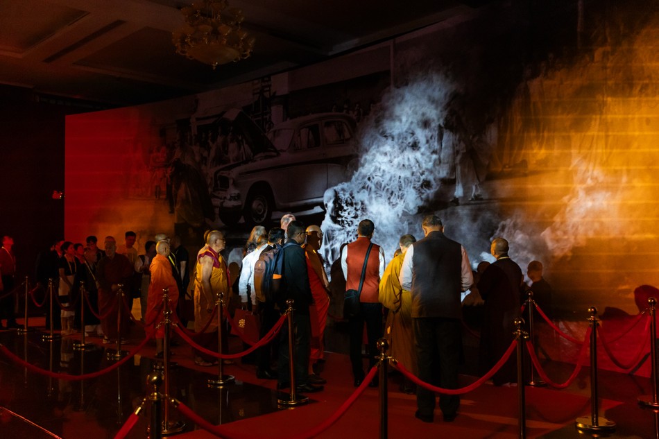 Lãnh đạo các Giáo hội, tổ chức Phật giáo, học giả tiêu biểu đến từ 85 quốc gia và vùng lãnh thổ chiêm bái, nhìn lại các bức ảnh lịch sử của nhà báo Malcolm Browne - hãng Thông tấn AP ghi lại những khoảnh khắc lịch sử về sự kiện Bồ-tát Thích Quảng Đức vị pháp thiêu thân năm 1963 - Ảnh: Phùng Anh Quốc