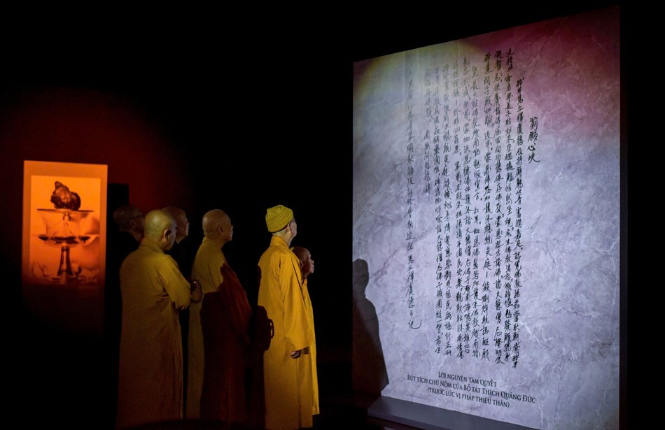 Đức Pháp chủ và chư vị giáo phẩm đọc lại Lời nguyện tâm quyết, bức tâm thư của Bồ-tát Thích Quảng Đức để lại trước lúc vị pháp thiêu thân được viết với chính thủ bút chữ Nôm của ngài - Ảnh: Quảng Đạo/BGN