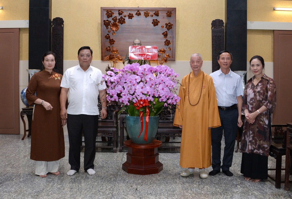 Phái đoàn Bộ Dân tộc và Tôn giáo với Đức Pháp chủ GHPGVN Phái đoàn Bộ Dân tộc và Tôn giáo với Đức Pháp chủ GHPGVN