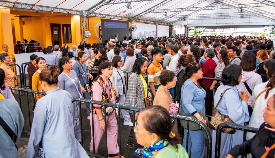 Phân luồng từ nơi tiếp đón cho đến lúc vào chiêm bái, dòng người di chuyển liên tục theo điều phối của lực lượng tình nguyện viên