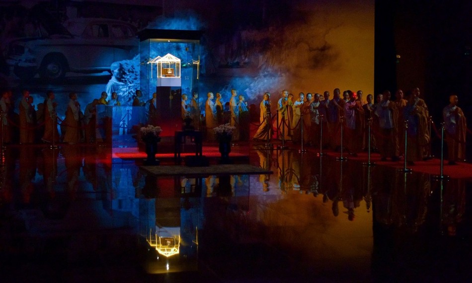 Lần đầu tiên hơn nửa thế kỷ qua, xá-lợi Bồ-tát Thích Quảng Đức được cung thỉnh và tôn trí để Tăng Ni, Phật tử, đồng bào chiêm bái - Ảnh: Quảng Đạo