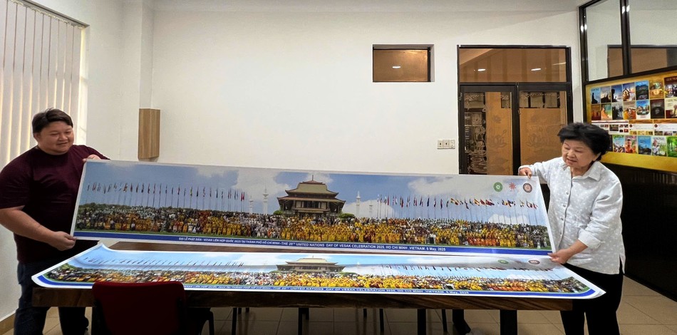 Kiểm tra từng bức ảnh trước khi tặng đại biểu quốc tế Kiểm tra từng bức ảnh trước khi tặng đại biểu quốc tế