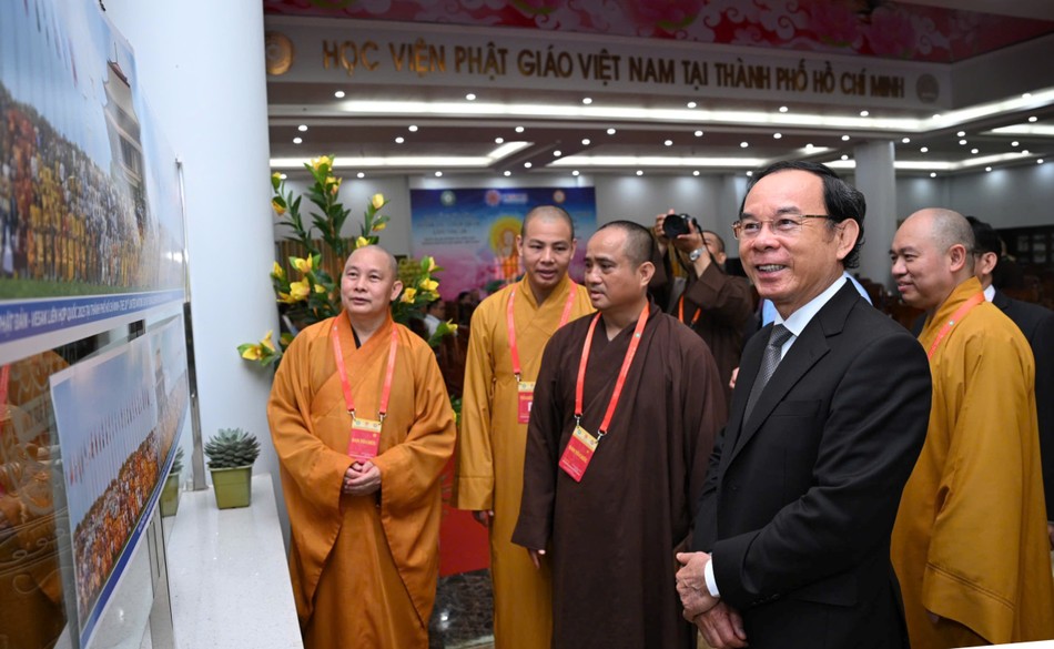 Ông Nguyễn Văn Nên, Ủy viên Bộ Chính trị, Bí thư Thành ủy TP.HCM hoan hỷ xem bức ảnh thành phẩm tặng đại biểu sau ngày khai mạc Đại lễ Vesak 2025 Ông Nguyễn Văn Nên, Ủy viên Bộ Chính trị, Bí thư Thành ủy TP.HCM hoan hỷ xem bức ảnh thành phẩm tặng đại biểu sau ngày khai mạc Đại lễ Vesak 2025