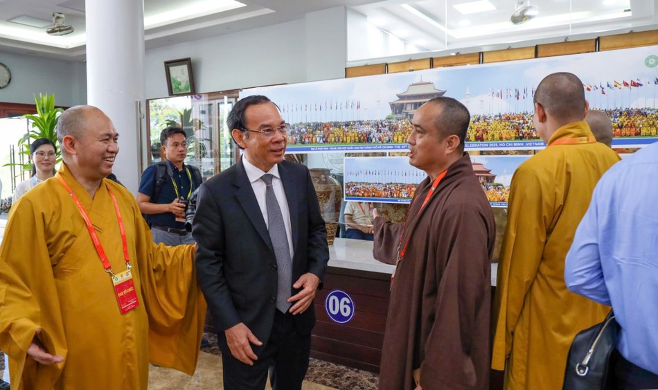 2 ấn phẩm 3 mét và 1,8 mét được thực hiện ngay sau Lễ khai mạc 2 ấn phẩm 3 mét và 1,8 mét được thực hiện ngay sau Lễ khai mạc