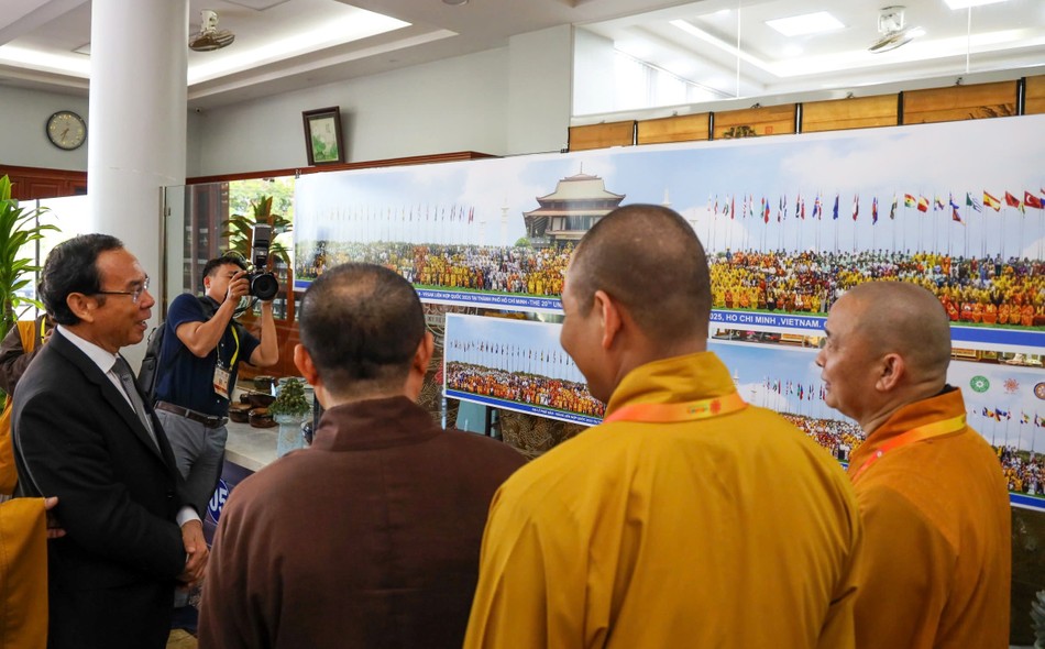 Và là món quà tặng được nhiều đại biểu quốc tế và trong nước quan tâm Và là món quà tặng được nhiều đại biểu quốc tế và trong nước quan tâm