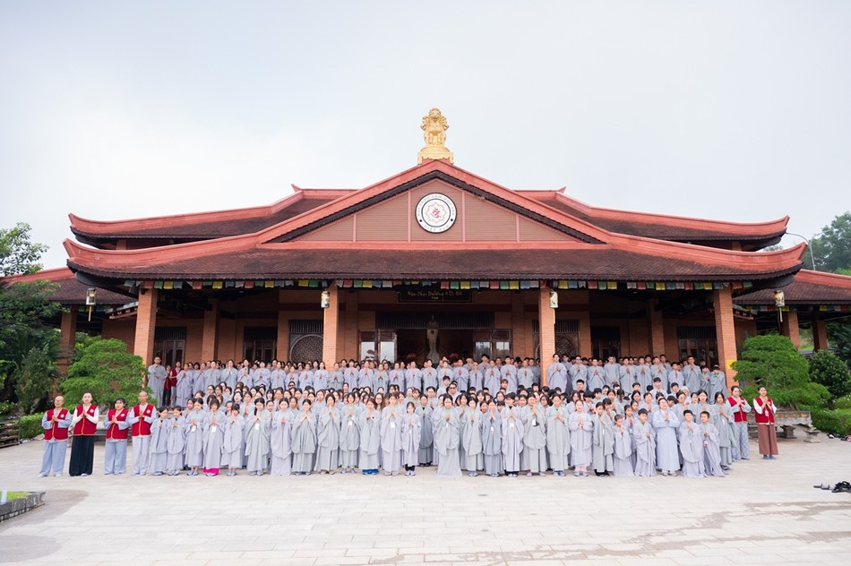 Các em thanh thiếu niên tham gia hoạt động trải nghiệm tu học Các em thanh thiếu niên tham gia hoạt động trải nghiệm tu học