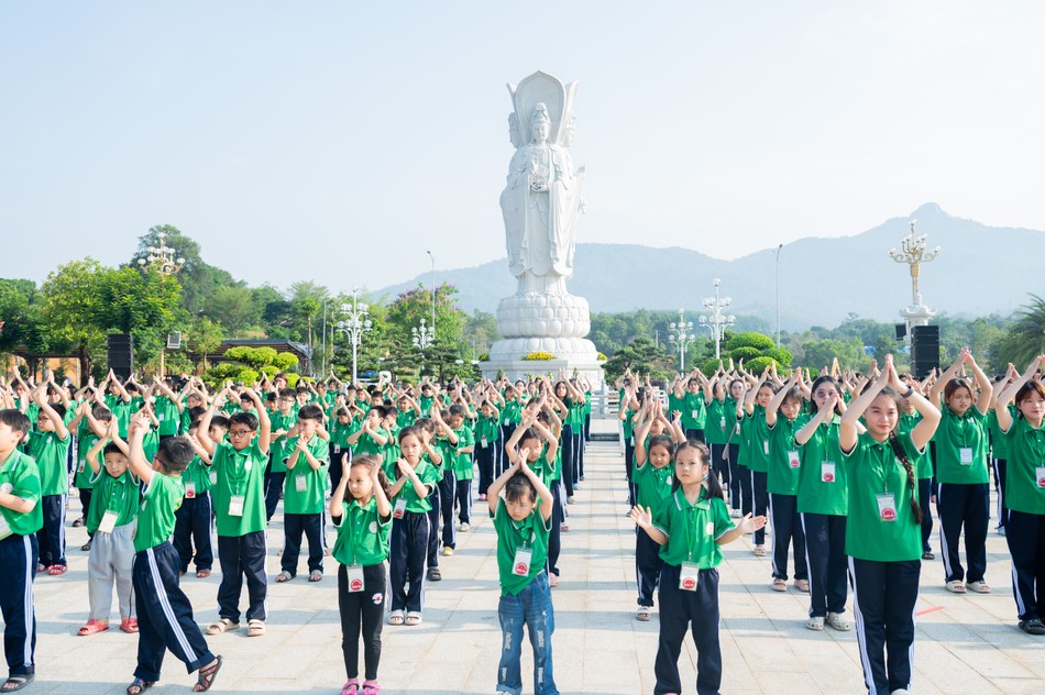 Hoạt động đồng diễn – Hôm nay ta về đây tràn đầy sức trẻ Hoạt động đồng diễn – Hôm nay ta về đây tràn đầy sức trẻ