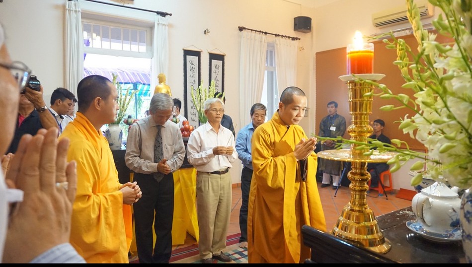 Viếng tang Giáo sư Trần Văn Khê Viếng tang Giáo sư Trần Văn Khê