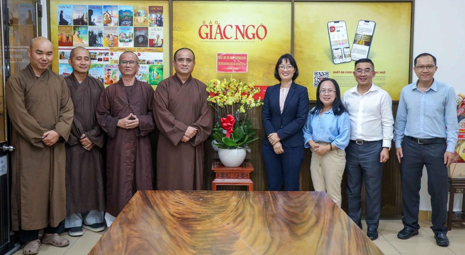 Thành ủy viên, Phó Chủ tịch UBND TP.HCM Trần Thị Diệu Thúy và phái đoàn tặng hoa chúc mừng của Thành ủy, HĐND, UBND, UBMTTQVN TP.HCM đến Báo Giác Ngộ nhân kỷ niệm 100 năm Ngày Báo chí Cách mạng Việt Nam 21-6 (1925-2025)