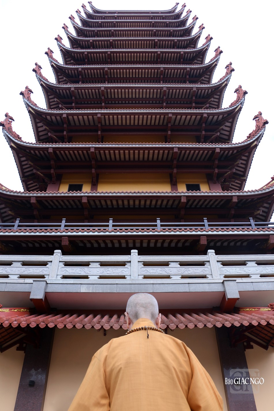 Dâng hương trước tháp Đa Bảo sáng 8-7-2025 - Ảnh: Bảo Toàn